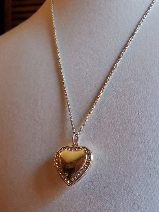 Avon Jewelry - ✧✧✧❤︎ Vintage 2004 Avon "Rhinestone Halo" Heart Locket ❤︎✧✧✧
